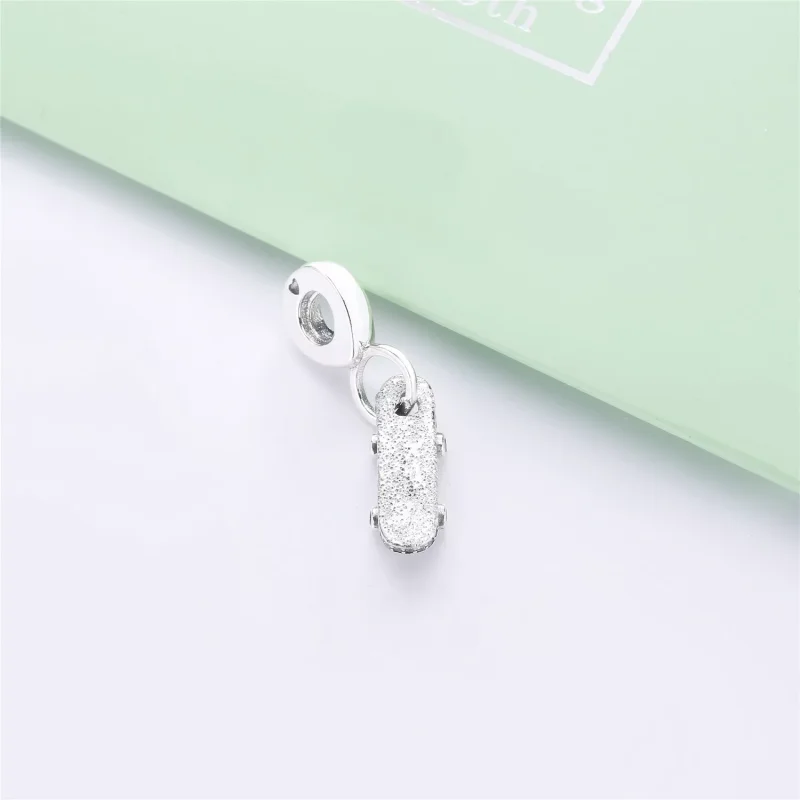 (obrázek pro) Visací Přívěsek PANDORA Buďte zdarma Skateboard - 797206CZ - Zobrazit 4