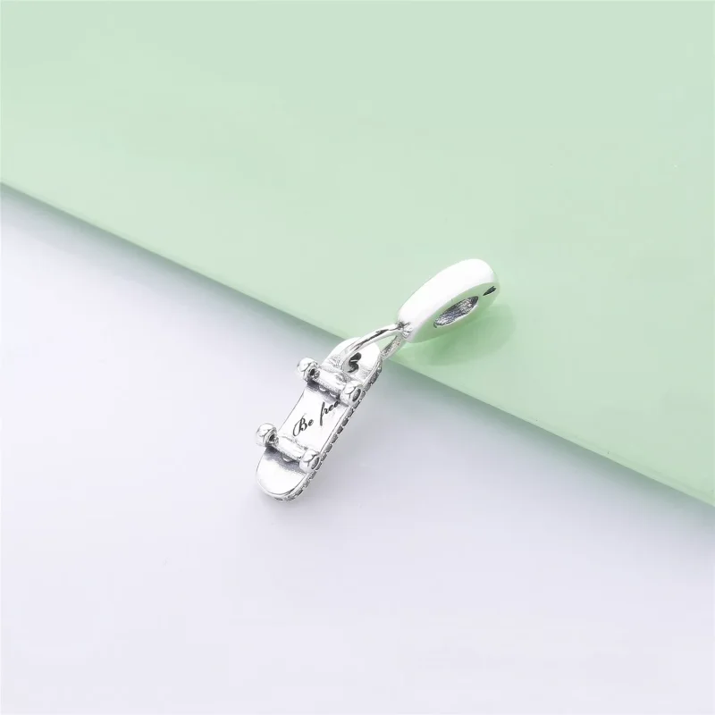 (obrázek pro) Visací Přívěsek PANDORA Buďte zdarma Skateboard - 797206CZ - Zobrazit 5