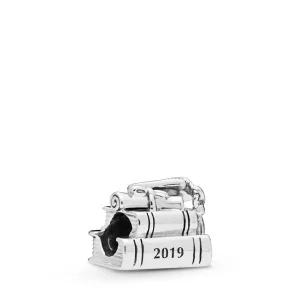 Přívěsek PANDORA Promoční čepice, kniha a svitek - 798034 (obrázek pro) Přívěsek PANDORA Promoční čepice, kniha a svitek - 798034