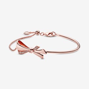 (obrázek pro) Pevný náramek PANDORA Rose Ozdobený Motýlek 587242CZ